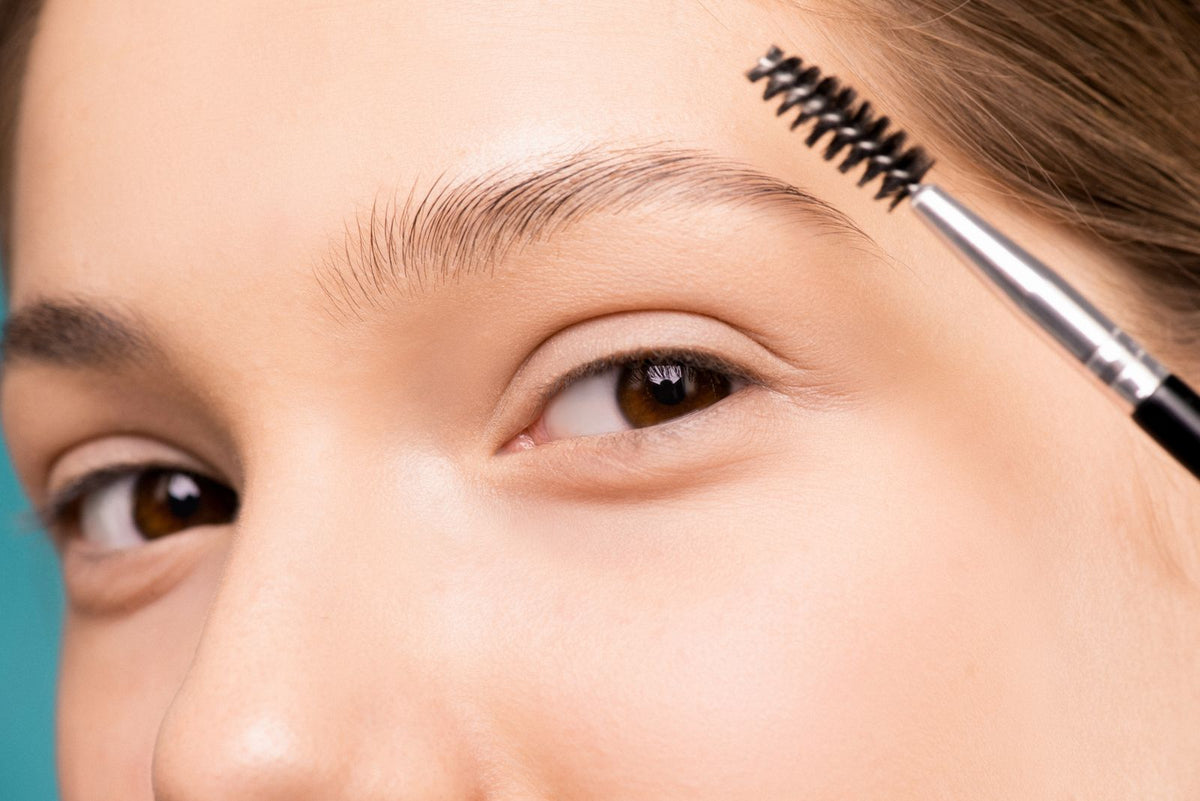 Sérum sourcils : comment le choisir et l'utiliser au quotidien