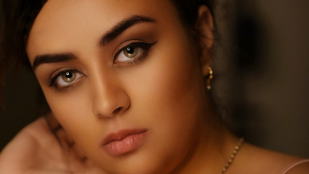 Yeux de biche : le tuto maquillage pas à pas (et le secret des cils)