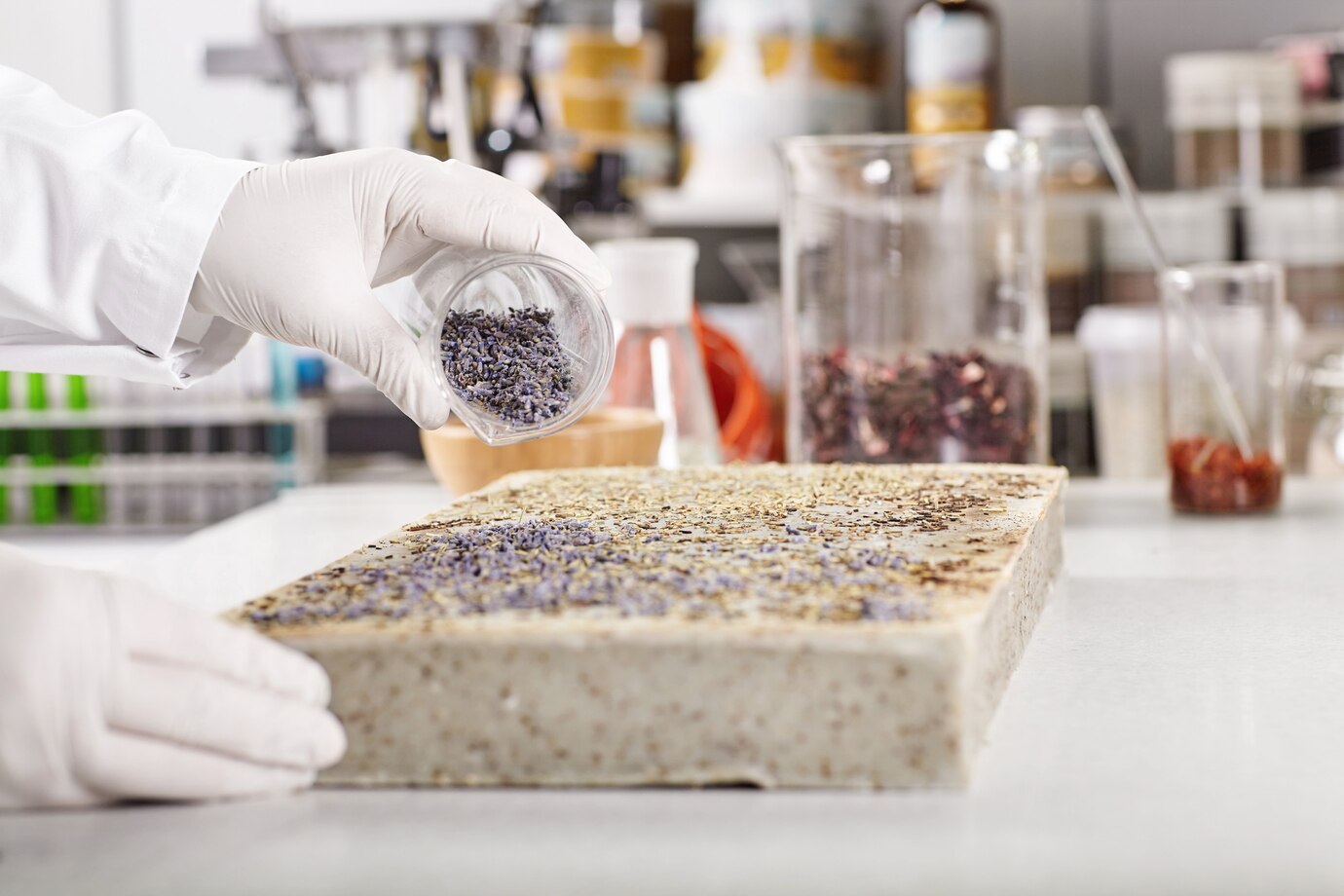 Les 5 Ingrédients Essentiels à Chercher dans un Sérum de Croissance des Cils